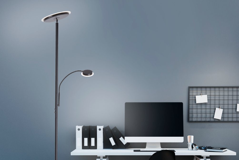 Czarna lampa podłogowa przy biurku