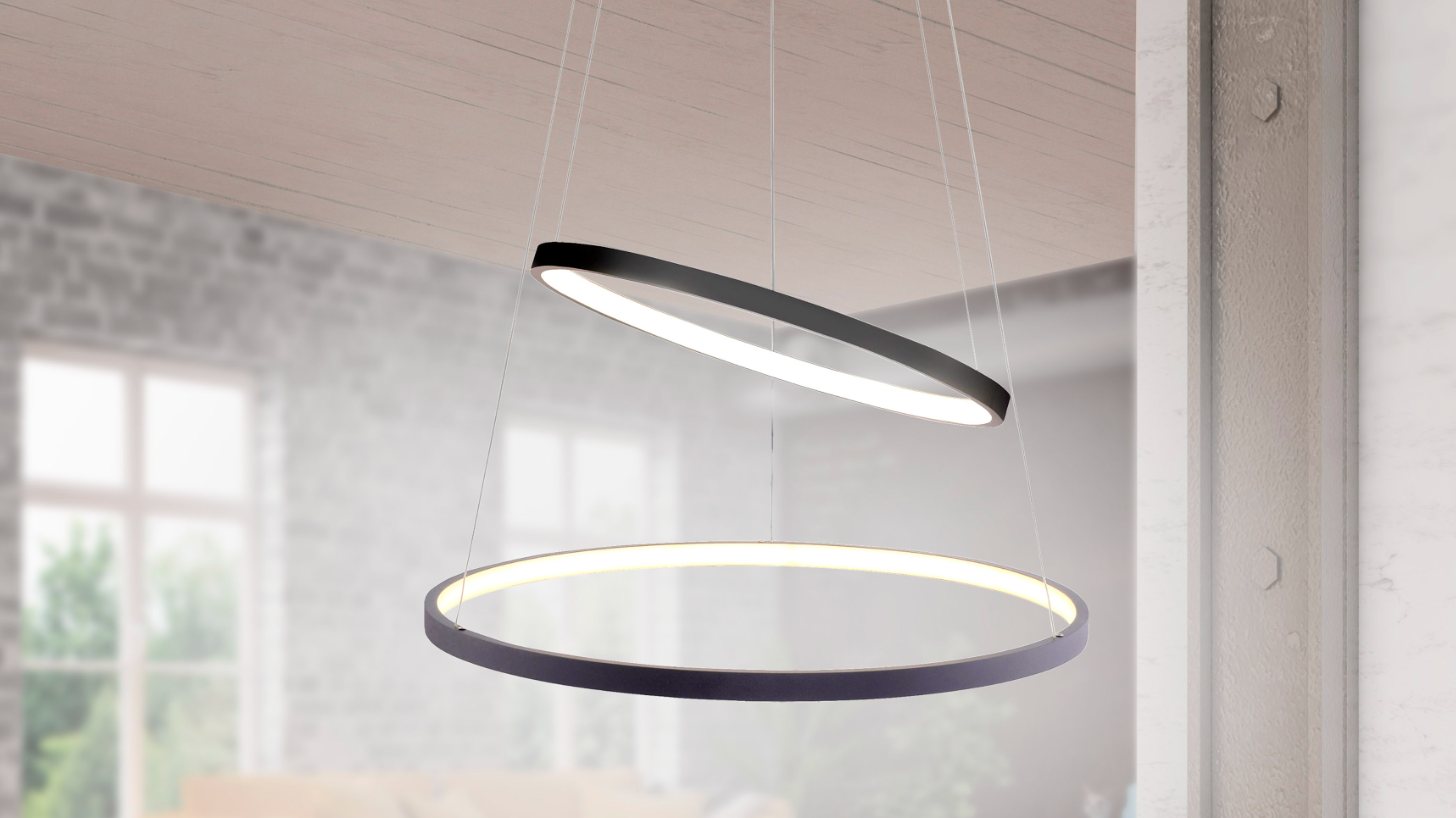 Lampa wisząca nad stołem w jasnej jadalni